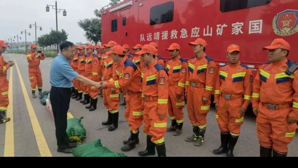 謝曉鋒看望慰問參與榆中縣搶險救災的集團公司專業救援隊員